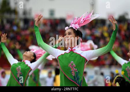 (171118) -- HUANJIANG, 18 novembre 2017 -- i ballerini si esibiscono in una cerimonia per celebrare il 30° anniversario della fondazione della contea autonoma di Huanjiang Maonan, regione autonoma di Guangxi Zhuang della Cina meridionale, 18 novembre 2017. ) (Zkr) CINA-GUANGXI-COUNTY-ANNIVERSARY-CELEBRATION(CN) ZhouxHua PUBLICATIONxNOTxINxCHN Foto Stock