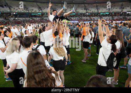 Celebrazioni volontarie durante la cerimonia di chiusura del nono giorno dei Campionati mondiali di atletica leggera di Budapest 2023 presso il Centro Nazionale di atletica di Augu Foto Stock