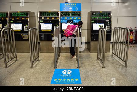 (171120) - SHENZHEN, 20 novembre 2017 - Un bambino utilizza un distributore self-service presso una stazione della linea 9 della metropolitana a Shenzhen, Cina meridionale, 20 novembre 2017. La linea 9 della metropolitana di Shenzhen ha iniziato a consentire ai passeggeri di pagare i biglietti tramite WeChat o Alipay alle sue stazioni il lunedì. Il nuovo metodo di pagamento dovrebbe essere disponibile nelle linee 1, 2, 3, 5 e 7 in futuro. )(mcg) CHINA-SHENZHEN-METRO-MOBILE PAYMENT (CN) MaoxSiqian PUBLICATIONxNOTxINxCHN Foto Stock