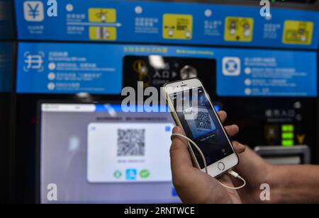 (171120) - SHENZHEN, 20 novembre 2017 -- Un passeggero scansiona il codice QR per acquistare il biglietto in una stazione della linea 9 della metropolitana a Shenzhen, Cina meridionale, 20 novembre 2017. La linea 9 della metropolitana di Shenzhen ha iniziato a consentire ai passeggeri di pagare i biglietti tramite WeChat o Alipay alle sue stazioni il lunedì. Il nuovo metodo di pagamento dovrebbe essere disponibile nelle linee 1, 2, 3, 5 e 7 in futuro. )(mcg) CHINA-SHENZHEN-METRO-MOBILE PAYMENT (CN) MaoxSiqian PUBLICATIONxNOTxINxCHN Foto Stock