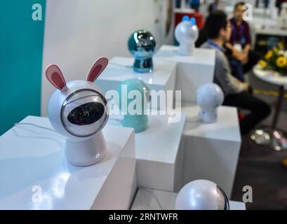 (171120) - SHENZHEN, 20 novembre 2017 -- foto scattata il 17 novembre 2017 mostra un robot educativo bilingue durante la 19a fiera China Hi-tech a Shenzhen, nella provincia del Guangdong nel sud della Cina. Più di 3.000 espositori hanno partecipato alla fiera hi-tech esponendo molti progetti di robot e intelligenza artificiale. )(mcg) CHINA-SHENZHEN-HI-TECH FAIR (CN) MaoxSiqian PUBLICATIONxNOTxINxCHN Foto Stock