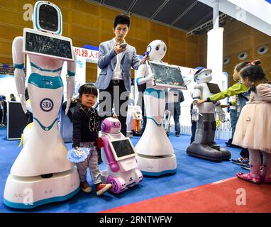 (171120) -- SHENZHEN, 20 novembre 2017 -- i bambini interagiscono con i robot durante la 19a China Hi-tech Fair a Shenzhen, nella provincia del Guangdong del sud della Cina, 19 novembre 2017. Più di 3.000 espositori hanno partecipato alla fiera hi-tech esponendo molti progetti di robot e intelligenza artificiale. )(mcg) CHINA-SHENZHEN-HI-TECH FAIR (CN) MaoxSiqian PUBLICATIONxNOTxINxCHN Foto Stock