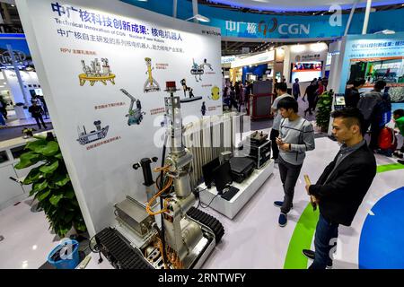 (171120) -- SHENZHEN, 20 novembre 2017 -- la gente guarda un robot nucleare durante la 19a China Hi-tech Fair a Shenzhen, nella provincia del Guangdong del sud della Cina, 19 novembre 2017. Più di 3.000 espositori hanno partecipato alla fiera hi-tech esponendo molti progetti di robot e intelligenza artificiale. )(mcg) CHINA-SHENZHEN-HI-TECH FAIR (CN) MaoxSiqian PUBLICATIONxNOTxINxCHN Foto Stock