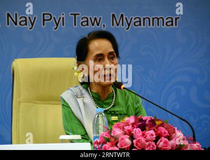 (171121) -- NAY PYI TAW, 21 novembre 2017 -- il consigliere di Stato del Myanmar e ministro degli Esteri Aung San Suu Kyi partecipa a una conferenza stampa durante la tredicesima riunione dei ministri degli Esteri Asia-Europa (ASEM) a Nay Pyi Taw, Myanmar, il 21 novembre 2017. Ministero dell'informazione del Myanmar) (yy) MYANMAR-NAY PYI TAW-ASEM-CONFERENZA STAMPA yangon PUBLICATIONxNOTxINxCHN Foto Stock