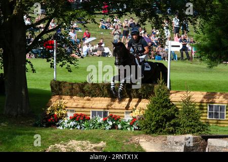 Stamford, Regno Unito. 2 settembre 2023. /58 durante la fase di Cross Country il giorno 3 dei processi a cavallo di Defender Burghley del 2023 tenuti nei terreni di Burghley House a Stamford, Lincolnshire, Inghilterra, Regno Unito. Crediti: Jonathan Clarke/Alamy Live News Foto Stock