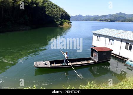 (171121) -- HEFEI, 21 novembre 2017 -- Yu Jiajun Pays a home visit in Jinzhai County, East China S Anhui Province, 14 settembre 2017. La gente del villaggio di Haidao in Anhui chiama il villaggio un'isola isolata nel mare. Il villaggio si trova nel profondo delle montagne vicino al lago artificiale Xianghongdian. Una casa galleggiante è stata attraccata per quasi 20 anni nella parte est del bacino idrico. Yu Jiajun, 39 anni, è il proprietario della casa galleggiante e l'unico medico del villaggio di Haidao, che ospita più di 200 persone. Nel 1999, Yu si diplomò alla Lu An Medical School e si stabilì con sua moglie sulla casa galleggiante. Ha dato il nome alla nave Foto Stock