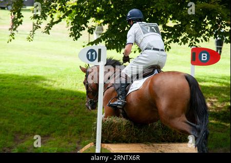 Stamford, Regno Unito. 2 settembre 2023. Harry Meade in sella a Tenareze in rappresentanza della Gran Bretagna durante la fase di Cross Country il giorno 3 del Defender Burghley Horse Trials del 2023 tenutosi nei terreni di Burghley House a Stamford, Lincolnshire, Inghilterra, Regno Unito. Crediti: Jonathan Clarke/Alamy Live News Foto Stock