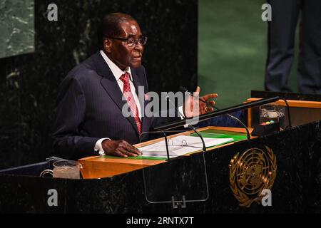 (171122) -- PECHINO, 22 novembre 2017 -- la foto del file scattata il 21 settembre 2017 mostra il presidente dello Zimbabwe Robert Mugabe che affronta il dibattito generale della 72a sessione dell'Assemblea generale delle Nazioni Unite presso la sede delle Nazioni Unite a New York. Il 21 novembre 2017 il parlamentare dello Zimbabwe Jacob Mudenda ha annunciato che Robert Mugabe si è dimesso. L'annuncio è stato fatto durante una seduta congiunta del Senato e dell'Assemblea Nazionale che stava discutendo la sua mozione di impeachment. (Whw) FILE-ZIMBABWE-PRESIDENTE MUGABE-DIMISSIONI LixRui PUBLICATIONxNOTxINxCHN Foto Stock