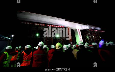 (171122) -- ZHENGZHOU, 22 novembre 2017 -- i lavoratori sono visti nel cantiere di rotazione di un ponte a telaio rigido a forma di T della ferrovia Zhengzhou-Wanzhou nel sobborgo di Zhengzhou, nella provincia di Henan, nella Cina centrale, 22 novembre 2017. Il ponte a telaio rigido a forma di T sulla ferrovia ad alta velocità Pechino-Guangzhou ha completato una costruzione a rotazione mercoledì. ) (MCG) CHINA-ZHENGZHOU-WANZHOU RAILWAY-T-STRAIGHT FRAME BRIDGE (CN) ZHUXXIANG PUBLICATIONXNOTXINXCHN Foto Stock