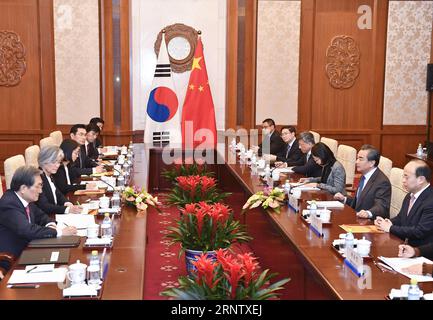 Cina: Wang Yi trifft Kang Kyeong-hwa a Pechino (171122) -- PECHINO, 22 novembre 2017 -- il ministro degli Esteri cinese Wang Yi tiene colloqui con Kang Kyung-wha, ministro degli Esteri della Repubblica di Corea, a Pechino, capitale della Cina, 22 novembre 2017. ) (mcg) CHINA-BEIJING-ROK-FM-TALKS (CN) YanxYan PUBLICATIONxNOTxINxCHN Foto Stock