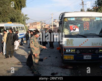 Selbstmordanschlag in Afghanistan (171123) -- NANGARHAR, 23 novembre 2017 -- i membri delle forze di sicurezza afghane ispezionano il sito di un attacco nella città di Jalalabad, provincia di Nangarhar, Afghanistan, 23 novembre 2017. Almeno otto persone sono state confermate morte e altre 17 ferite dopo che un attentato suicida ha scosso giovedì la capitale orientale della provincia di Nangarhar, Jalalabad, la città di Jalalabad, nella parte orientale dell'Afghanistan, ha detto un funzionario locale. )(jmmn) AFGHANISTAN-NANGARHAR-SUICIDIO ATTACCO RahmanxSafi PUBLICATIONxNOTxINxCHN Foto Stock