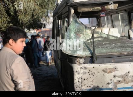 Selbstmordanschlag in Afghanistan (171123) -- NANGARHAR, 23 novembre 2017 -- foto scattata il 23 novembre 2017 mostra un veicolo danneggiato nel sito di un attacco nella città di Jalalabad, provincia di Nangarhar, Afghanistan. Almeno otto persone sono state confermate morte e altre 17 ferite dopo che un attentato suicida ha scosso giovedì la capitale orientale della provincia di Nangarhar, Jalalabad, la città di Jalalabad, nella parte orientale dell'Afghanistan, ha detto un funzionario locale. )(jmmn) AFGHANISTAN-NANGARHAR-SUICIDIO ATTACCO RahmanxSafi PUBLICATIONxNOTxINxCHN Foto Stock