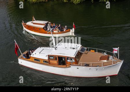 River Tames, Staines, Surrey, Inghilterra, Regno Unito, 2 settembre 2023. La 28a crociera annuale dei veterani si è svolta nel fine settimana. L'evento è organizzato dall'Association of Dunkirk Little Ships (ADL) e accoglie alcuni degli ultimi veterani dell'operazione Dynamo, Normandy Veterans, Chelsea Pensioners, far East Prisoners of War, Ladies che hanno prestato servizio nelle WRENS durante la seconda guerra mondiale e Coastal Forces Veterans. La flotta partì da Penton Hook Marina a Chertsey, si diresse verso Staines-upon-Thames, girò e tornò indietro. Nella foto: L'Errante Naiad e il Douglas Foto Stock