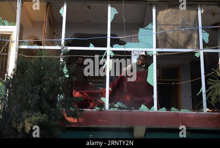 Selbstmordanschlag in Afghanistan (171123) -- NANGARHAR, 23 novembre 2017 -- la gente pulisce il sito di un attacco nella città di Jalalabad, provincia di Nangarhar, Afghanistan, 23 novembre 2017. Almeno otto persone sono state confermate morte e altre 17 ferite dopo che un attentato suicida ha scosso giovedì la capitale orientale della provincia di Nangarhar, Jalalabad, la città di Jalalabad, nella parte orientale dell'Afghanistan, ha detto un funzionario locale. )(jmmn) AFGHANISTAN-NANGARHAR-SUICIDIO ATTACCO RahmanxSafi PUBLICATIONxNOTxINxCHN Foto Stock