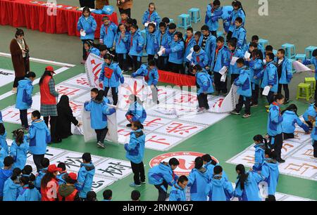 (171126) -- HEFEI, 26 novembre 2017 -- studenti frequentano un concorso di poesia classica cinese alla scuola elementare Lianhejincheng di Hefei City, provincia di Anhui nella Cina orientale, 24 novembre 2017. )(wsw) CHINA-ANHUI-CLASSICAL POETRY CONTEST (CN) LiuxJunxi PUBLICATIONxNOTxINxCHN Foto Stock