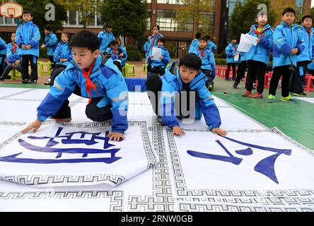 (171126) -- HEFEI, 26 novembre 2017 -- studenti frequentano un concorso di poesia classica cinese alla scuola elementare Lianhejincheng di Hefei City, provincia di Anhui nella Cina orientale, 24 novembre 2017. )(wsw) CHINA-ANHUI-CLASSICAL POETRY CONTEST (CN) LiuxJunxi PUBLICATIONxNOTxINxCHN Foto Stock