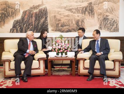 (171127) -- PECHINO, 27 novembre 2017 -- il presidente dell'agenzia di stampa Xinhua Cai Mingzhao (R, fronte) incontra Alberto Gonzalez Casals, direttore del Centro stampa internazionale del Ministero degli Esteri cubano, a Pechino, capitale della Cina, 27 novembre 2017. ) (zhs) CINA-CUBA-PECHINO-MEDIA-COOPERAZIONE (CN) LixXueren PUBLICATIONxNOTxINxCHN Foto Stock