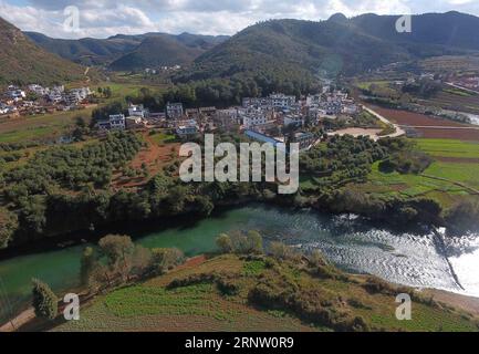 (171127) -- XUNDIAN, 27 novembre 2017 -- foto scattata il 27 novembre 2017 mostra la vista del villaggio di Xiangbiling nella contea di Xundian, nella provincia dello Yunnan della Cina sud-occidentale. Le condizioni abitative qui sono notevolmente migliorate grazie all'aiuto del governo locale. ) (Wyl) CHINA-YUNNAN-XUNDIAN-DWELLING (CN) YangxZongyou PUBLICATIONxNOTxINxCHN Foto Stock