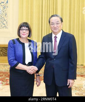 (171127) -- PECHINO, 27 novembre 2017 -- Yu Zhengsheng (R), presidente del Comitato nazionale della Conferenza consultiva politica del popolo cinese, incontra il presidente dell'Assemblea nazionale serba Maja Gojkovic a Pechino, capitale della Cina, 27 novembre 2017. ) (Wyl) RIUNIONE CINA-PECHINO-YU ZHENGSHENG-SERBIA (CN) YaoxDawei PUBLICATIONxNOTxINxCHN Foto Stock