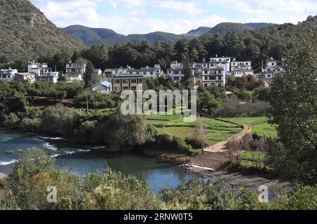 (171127) -- XUNDIAN, 27 novembre 2017 -- foto scattata il 27 novembre 2017 mostra la vista del villaggio di Xiangbiling nella contea di Xundian, nella provincia dello Yunnan della Cina sud-occidentale. Le condizioni abitative qui sono notevolmente migliorate grazie all'aiuto del governo locale. ) (Wyl) CHINA-YUNNAN-XUNDIAN-DWELLING (CN) YangxZongyou PUBLICATIONxNOTxINxCHN Foto Stock