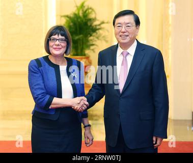 (171127) -- PECHINO, 27 novembre 2017 -- Zhang Dejiang (R), presidente del Comitato permanente del Congresso nazionale del popolo cinese, stringe la mano al presidente dell'Assemblea nazionale serba Maja Gojkovic a Pechino, capitale della Cina, 27 novembre 2017. ) (Wyl) CHINA-BEIJING-ZHANG DEJIANG-SERBIA-TALKS (CN) YaoxDawei PUBLICATIONxNOTxINxCHN Foto Stock