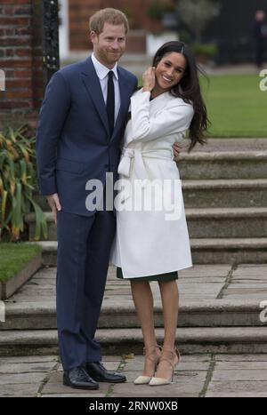 (171127) -- LONDRA, 27 novembre 2017 () -- il principe Harry (L) e Meghan Markle partecipano a una photocall ufficiale per annunciare il loro fidanzamento a Londra, in Gran Bretagna, il 27 novembre 2017. La famiglia reale britannica ha confermato lunedì che il principe Harry è già stato fidanzato con la sua ragazza Meghan Markle all'inizio di questo mese a Londra. () -UK OUT BRITAIN-LONDON-ROYAL-PRINCE HARRY-ENGAGEMENT XINHUA PUBLICATIONXNOTXINXCHN Foto Stock