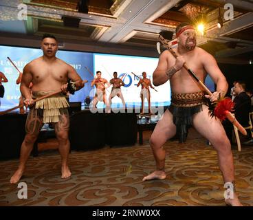 (171127) -- AUCKLAND, 27 novembre 2017 -- i ballerini eseguono la danza tradizionale Maori durante la cerimonia di apertura del First Next Summit ad Auckland, nuova Zelanda, il 27 novembre 2017. Circa 400 delegati provenienti da circoli accademici e commerciali in nuova Zelanda si sono riuniti qui lunedì per discutere la cooperazione internazionale nell'ambito della China-Proposed Belt and Road Initiative. ) (zf) NUOVA ZELANDA-AUCKLAND-PROSSIMO VERTICE LixQiaoqiao PUBLICATIONxNOTxINxCHN Foto Stock