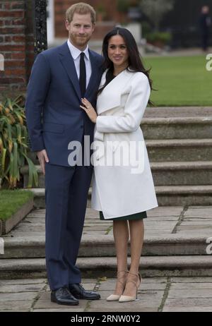 (171127) -- LONDRA, 27 novembre 2017 () -- il principe Harry (L) e Meghan Markle partecipano a una photocall ufficiale per annunciare il loro fidanzamento a Londra, in Gran Bretagna, il 27 novembre 2017. La famiglia reale britannica ha confermato lunedì che il principe Harry è già stato fidanzato con la sua ragazza Meghan Markle all'inizio di questo mese a Londra. () -UK OUT BRITAIN-LONDON-ROYAL-PRINCE HARRY-ENGAGEMENT XINHUA PUBLICATIONXNOTXINXCHN Foto Stock