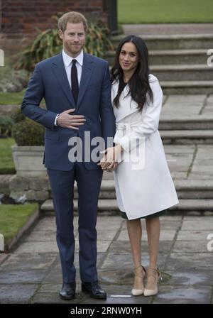 (171127) -- LONDRA, 27 novembre 2017 () -- il principe Harry (L) e Meghan Markle partecipano a una photocall ufficiale per annunciare il loro fidanzamento a Londra, in Gran Bretagna, il 27 novembre 2017. La famiglia reale britannica ha confermato lunedì che il principe Harry è già stato fidanzato con la sua ragazza Meghan Markle all'inizio di questo mese a Londra. () -UK OUT BRITAIN-LONDON-ROYAL-PRINCE HARRY-ENGAGEMENT XINHUA PUBLICATIONXNOTXINXCHN Foto Stock