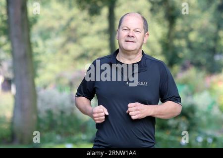 Amburgo, Germania. 30 agosto 2013. L'allora primo sindaco di Amburgo Olaf Scholz (SPD) cammina attraverso i terreni dell'International Garden Show al mattino. A seguito di un infortunio sportivo, il cancelliere tedesco Olaf Scholz ha annullato un appuntamento programmato in Assia. Cadde mentre faceva jogging e soffrì di lividi sul viso, una portavoce del governo tedesco annunciò sabato (02.09.2023) quando gli fu chiesto. (Al dpa 'Scholz ferito mentre fa jogging - appuntamento per la campagna elettorale in Assia annullato') credito: Bodo Marks/dpa/Alamy Live News Foto Stock