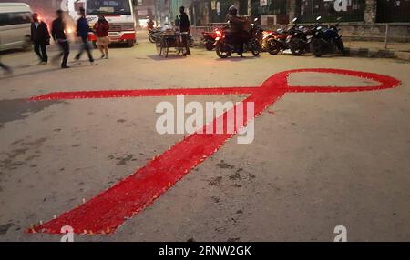 (171130) -- KATHMANDU, 30 novembre 2017 -- People Walk Before a Red Ribbon symbol, che è preparato per la vigilia della giornata mondiale dell'AIDS, a Kathmandu, Nepal, 30 novembre 2017. ) (zf) GIORNATA NEPAL-KATHMANDU-MONDO dell'AIDS Sunilxsharma PUBLICATIONxNOTxINxCHN Foto Stock