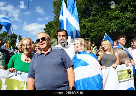 Edimburgo, Scozia, Regno Unito. 2 settembre 2023. Marcia e Rally per una Scozia indipendente nell'UE, una marcia lungo il Royal Mile verso il parlamento scozzese a Holyrood, seguita da una manifestazione con oratori ospiti. Humza Yousaf, primo ministro della Scozia, fuori dal Palazzo di Holyrood House a capo della marcia. Con Lorna Slater MSP e Iona Fife. Crediti: Craig Brown/Alamy Live News Foto Stock