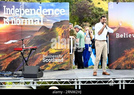 Edimburgo, Scozia, Regno Unito. 2 settembre 2023. Marcia e Rally per una Scozia indipendente nell'UE, una marcia lungo il Royal Mile verso il parlamento scozzese a Holyrood, seguita da una manifestazione con oratori ospiti. Humza Yousaf, primo ministro della Scozia, si rivolge alla folla. Crediti: Craig Brown/Alamy Live News Foto Stock