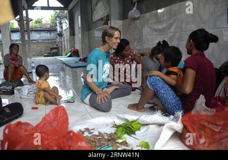 (171202) -- BALI, 2 dicembre 2017 -- Un colloquio volontario con le popolazioni locali sfollate dall'eruzione del monte agung in un rifugio temporaneo nel villaggio di Culik, Karangasem, Bali, Indonesia, dicembre, 2. 2017. ) (zf) INDONESIA-BALI-VULCANO-VOLONTARI Zulkarnain PUBLICATIONxNOTxINxCHN Foto Stock