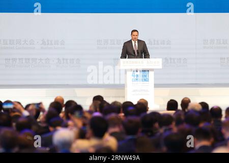 China: World Internet Conference in Wuzhen (171203) -- WUZHEN, 3 dicembre 2017 -- il CEO di Cisco Chuck Robbins affronta la cerimonia di apertura della quarta conferenza mondiale su Internet nella città d'acqua di Wuzhen, nella provincia dello Zhejiang, 3 dicembre 2017. ) (Ry) CONFERENZA CHINA-ZHEJIANG-WUZHEN-INTERNET (CN) ZhengxHuansong PUBLICATIONxNOTxINxCHN Foto Stock