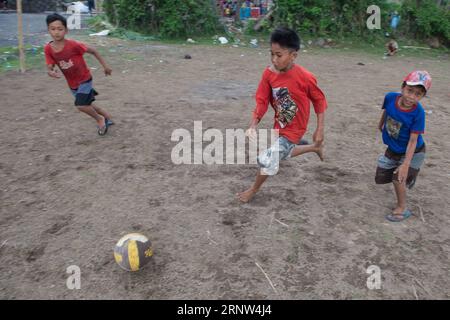 (171203) -- BALI, 3 dicembre 2017 -- i bambini giocano a calcio in un'area di evacuazione nel distretto di Abang di Karangasem, Bali, Indonesia, 3 dicembre 2017. I residenti che vivono vicino al vulcano Bali dell'Indonesia hanno attraversato un'esperienza senza precedenti). (Djj) INDONESIA-BALI-VULCANO DuxYu PUBLICATIONxNOTxINxCHN Foto Stock