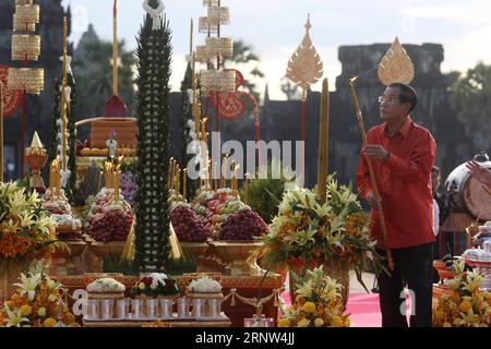 (171203) -- SIEM REAP, 3 dicembre 2017 -- il primo ministro cambogiano Samdech Techo Hun Sen prega al tempio di Angkor Wat a Siem Reap, Cambogia, il 3 dicembre 2017. Migliaia di monaci buddisti hanno partecipato ad una massiccia cerimonia di preghiera nel tempio di Angkor Wat per la pace, l'indipendenza e la stabilità politica del regno in quel giorno. (swt) CAMBOGIA-SIEM REAP-PREGHIERA CERIMONIA Sovannara PUBLICATIONxNOTxINxCHN Foto Stock