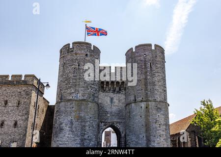 The Westgate in Canterbury, Kent, England, high western gate of the city wall is the largest surviving city gate in England, it is the last survivor o Stock Photo