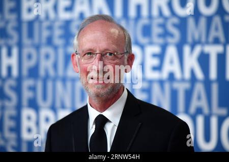 (171204) -- SAN FRANCISCO, 4 dicembre 2017 -- Don W. Cleveland del Ludwig Institute for Cancer Research dell'Università della California, San Diego partecipa alla cerimonia di premiazione del Breakthrough Prize 2018 a San Francisco, negli Stati Uniti, il 3 dicembre 2017. La Breakthrough Prize Foundation di domenica ha annunciato qui i vincitori dei 2018 Breakthrough Prize in fisica fondamentale, scienze della vita e matematica, insieme a diversi altri premi per incoraggiare i giovani scienziati. Il premio in scienze della vita è andato a Joanne Chory del Salk Institute for Biological Studies e Howard Hughes Foto Stock