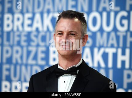 (171204) -- SAN FRANCISCO, 4 dicembre 2017 -- Christopher Hacon dell'Università dello Utah partecipa alla cerimonia di premiazione del Breakthrough Prize 2018 a San Francisco, negli Stati Uniti, il 3 dicembre 2017. La Breakthrough Prize Foundation di domenica ha annunciato qui i vincitori dei 2018 Breakthrough Prize in fisica fondamentale, scienze della vita e matematica, insieme a diversi altri premi per incoraggiare i giovani scienziati. La fondazione assegnò il premio in matematica a Christopher Hacon dell'Università dello Utah, e James McKernan dell'Università della California, San Diego, per ricomporre Foto Stock