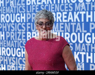 (171204) -- SAN FRANCISCO, 4 dicembre 2017 -- Joanne Chory del Salk Institute for Biological Studies e Howard Hughes Medical Institute partecipano alla cerimonia di premiazione del Breakthrough Prize 2018 a San Francisco, negli Stati Uniti, il 3 dicembre 2017. La Breakthrough Prize Foundation di domenica ha annunciato qui i vincitori dei 2018 Breakthrough Prize in fisica fondamentale, scienze della vita e matematica, insieme a diversi altri premi per incoraggiare i giovani scienziati. Il premio in scienze della vita è andato a Joanne Chory del Salk Institute for Biological Studies e Howard Hughes Medical I. Foto Stock