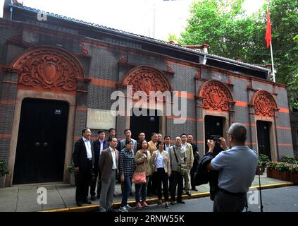 (171204) -- PECHINO, 4 dicembre 2017 -- i visitatori posano per una foto di gruppo dal sito dell'incontro del primo Congresso Nazionale del Partito Comunista Cinese (CPC) in Xingye Road a Shanghai, Cina orientale, 18 ottobre 2017. Nel 1921, i delegati che rappresentavano circa 50 membri del CPC a livello nazionale hanno convocato il primo Congresso nazionale del CPC a luglio a Shanghai, e si sono trasferiti su una barca sul lago Nanhu a Jiaxing nella provincia dello Zhejiang della Cina orientale a causa delle molestie della polizia locale. Il luogo d'incontro su Xingye Road è aperto al pubblico come museo dal 1952. Il 19° Congresso Nazionale del CPC si è tenuto in ottobre Foto Stock