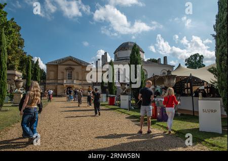 Londra, Regno Unito. 2 settembre 2023. Una folla mista che si rilassa al Chiswick House durante il festival Pub in the Park. Cristina Massei/Alamy Live News Foto Stock