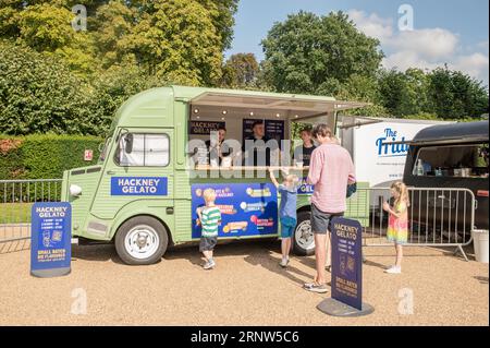 Londra, Regno Unito. 2 settembre 2023. I bambini fanno la fila per un gelato al chiosco verde Hackney gelato al Pub nel parco Chiswick. Cristina Massei/Alamy Live News Foto Stock