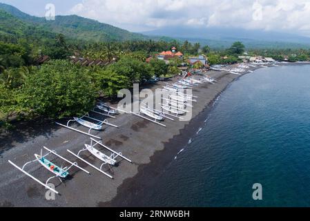 (171205) -- BALI, 5 dicembre 2017 -- foto scattata il 5 dicembre 2017 mostra le barche sulla spiaggia di Amed, Bali, Indonesia. Gli impatti delle crescenti attività vulcaniche del Monte Agung nell'isola di Bali in Indonesia hanno colpito direttamente coloro che si guadagnano da vivere con il turismo di Amed, un'area costiera orientale di Bali, famosa per le sue bellissime spiagge, i luoghi per il surf e le immersioni. (Zxj) INDONESIA-BALI-TURISMO DuxYu PUBLICATIONxNOTxINxCHN Foto Stock
