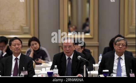 (171205) -- TOKYO, 5 dicembre 2017 -- Zeng Peiyan (C, front), ex Vice Premier cinese e Presidente del China Center for International Economic Exchange, parla durante il terzo round del dialogo sino-giapponese Entrepreneurs and Exformer High-Level Officials Dialogue a Tokyo, in Giappone, il 5 dicembre 2017. I dirigenti d'affari, gli ex alti funzionari, gli esperti e gli studiosi provenienti da Cina e Giappone hanno chiesto un approfondimento della cooperazione economica al terzo ciclo del dialogo tra imprenditori sino-giapponesi ed ex funzionari di alto livello che si è concluso qui martedì. ) GIAPPONE-TOKYO-SINO-GIAPPONESE IMPRENDITORI ED EX HIGH-L. Foto Stock