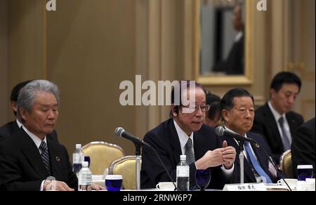 (171205) -- TOKYO, 5 dicembre 2017 -- l'ex primo ministro giapponese Yasuo Fukuda (2nd L) interviene durante il terzo round del dialogo sino-giapponese degli imprenditori e degli ex funzionari di alto livello a Tokyo, in Giappone, il 5 dicembre 2017. I dirigenti d'affari, gli ex alti funzionari, gli esperti e gli studiosi provenienti da Cina e Giappone hanno chiesto un approfondimento della cooperazione economica al terzo ciclo del dialogo tra imprenditori sino-giapponesi ed ex funzionari di alto livello che si è concluso qui martedì. ) GLI IMPRENDITORI GIAPPONESI-TOKYO-SINO-GIAPPONESI E GLI EX FUNZIONARI DI ALTO LIVELLO DIALOGANO CON MAXPING PUBLICATIONXNOTXINXCHN Foto Stock