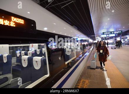 (171206) -- CHENGDU, 6 dicembre 2017 -- i passeggeri salgono sul treno ad alta velocità D4252 per Xi An, capitale della provincia dello Shaanxi della Cina nord-occidentale, presso la stazione ferroviaria di Chengdudong a Chengdu, capitale della provincia del Sichuan della Cina sud-occidentale, 6 dicembre 2017. La linea ferroviaria ad alta velocità Xi An-Chengdu è entrata in funzione mercoledì, riducendo il tempo di percorrenza tra le due città da circa 11 ore ad appena 4. La nuova linea di 658 km è la prima linea ferroviaria cinese che attraversa i monti Qinling, il confine naturale tra la Cina settentrionale e meridionale. (RY) CHINA-XI AN-CHENGDU HIGH-SPEED RAILWAY-OPERATION (CN) XU Foto Stock