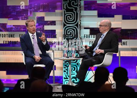 (171206) -- GUANGZHOU, 6 dicembre 2017 -- Bill Ford (L), presidente esecutivo di Ford Motor Co., parla in una sessione plenaria durante il Fortune Global Forum 2017 a Guangzhou, nella provincia del Guangdong, nella Cina meridionale, 6 dicembre 2017. )(mcg) CHINA-GUANGZHOU-FORTUNE GLOBAL FORUM-PLENARIA (CN) SunxRuibo PUBLICATIONxNOTxINxCHN Foto Stock