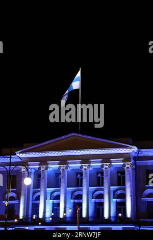 (171207) -- HELSINKI, 7 dicembre 2017 -- la bandiera nazionale finlandese vola sopra l'edificio principale dell'Università di Helsinki, 6 dicembre 2017. L'anno 2017 segna il centenario dell'indipendenza della Finlandia. Una serie di celebrazioni culminate il martedì e il mercoledì. ) (yy) CELEBRAZIONE DEL CENTENARIO DELL'INDIPENDENZA DELLA FINLANDIA LixJizhi PUBLICATIONxNOTxINxCHN Foto Stock